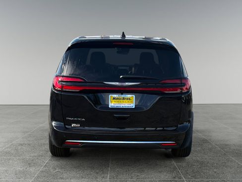 New 2026 Chrysler Pacifica Select image 4