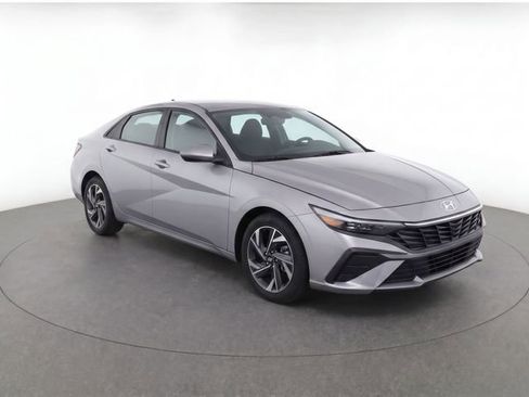 Certified 2025 Hyundai Elantra Sport FWD image 3