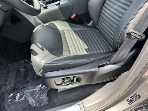 Used 2024 Land Rover Discovery Dynamic SE image 14