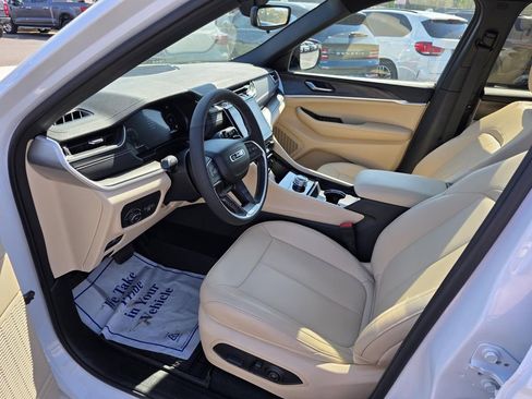 Used 2024 Jeep Grand Cherokee L Limited image 23