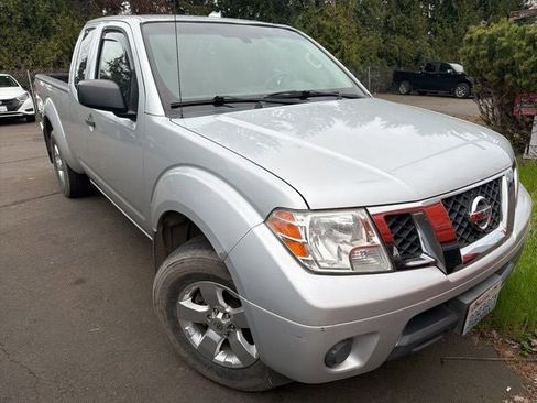 Used 2012 Nissan Frontier SV w/ SV Premium Utility Pkg image 4