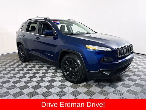 Used 2018 Jeep Cherokee Latitude FWD image 1