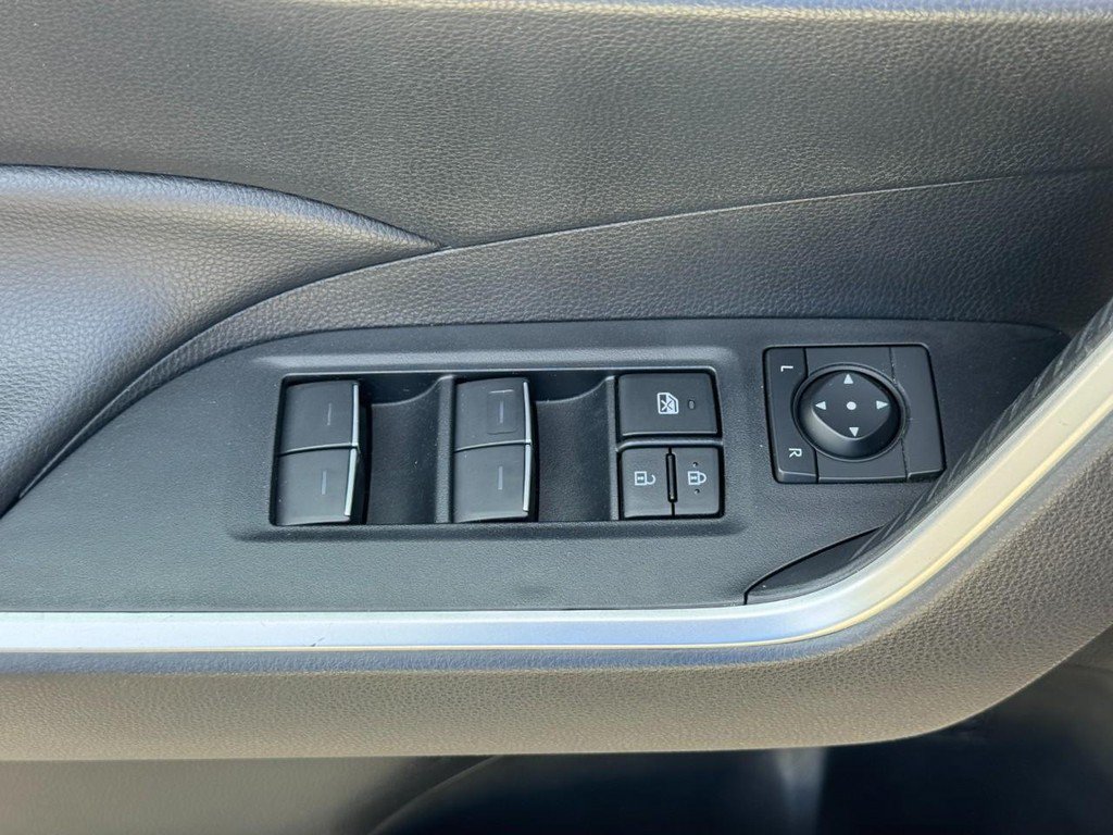 Used 2025 Toyota RAV4 XLE FWD image 22