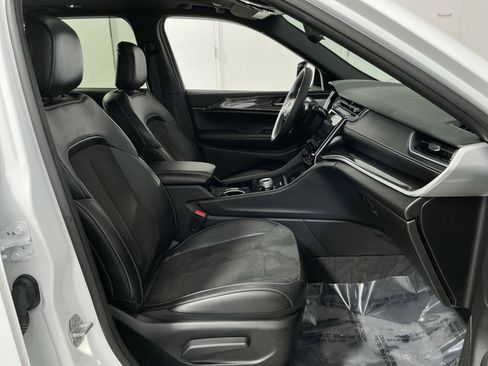 Used 2023 Jeep Grand Cherokee Altitude image 34