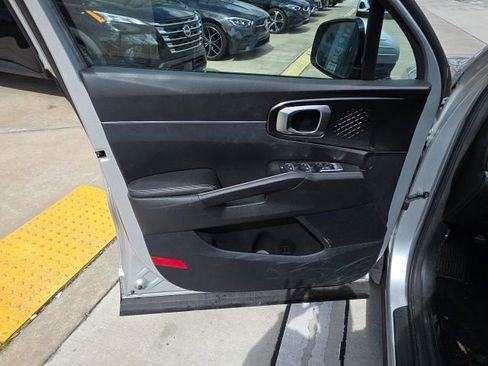 Used 2022 Kia Sorento LX image 12