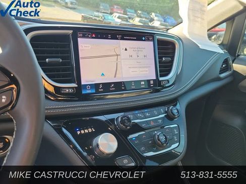 Used 2024 Chrysler Pacifica Limited w/ Uconnect Theater Family Group FWD image 14