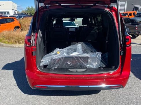 New 2026 Chrysler Pacifica Limited w/ Uconnect Theater Family Group image 7