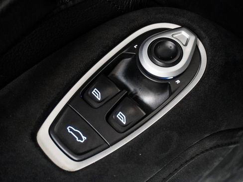 Used 2019 Aston Martin V8 Vantage Coupe image 16