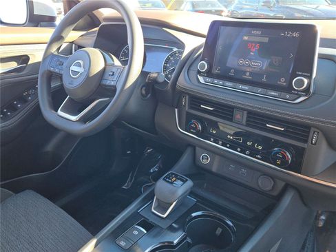 Used 2023 Nissan Rogue SV image 8