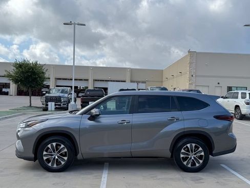 Used 2025 Toyota Highlander XLE FWD image 7