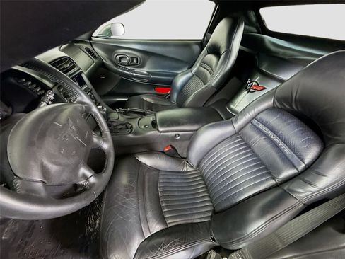 Used 2004 Chevrolet Corvette Convertible w/ Preferred Equipment Group RWD image 13