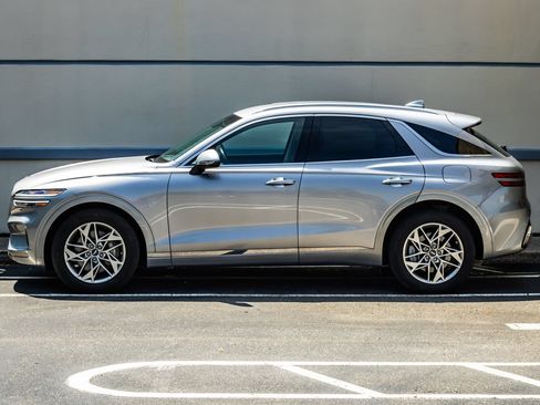 Used 2025 Genesis GV70 2.5T AWD/4WD image 4