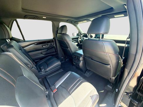 Used 2025 Honda Pilot TrailSport image 29