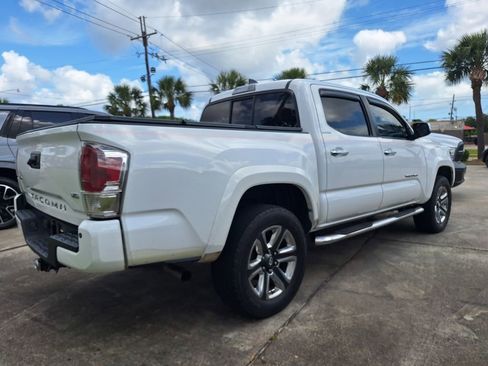 Used 2016 Toyota Tacoma Limited w/ Towing Package image 4