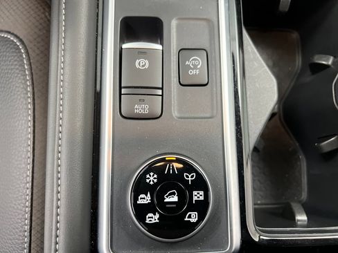 Used 2025 Nissan Pathfinder SL AWD/4WD image 48