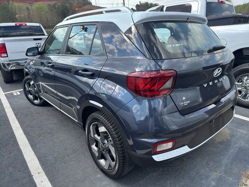Used 2020 Hyundai Venue image 2