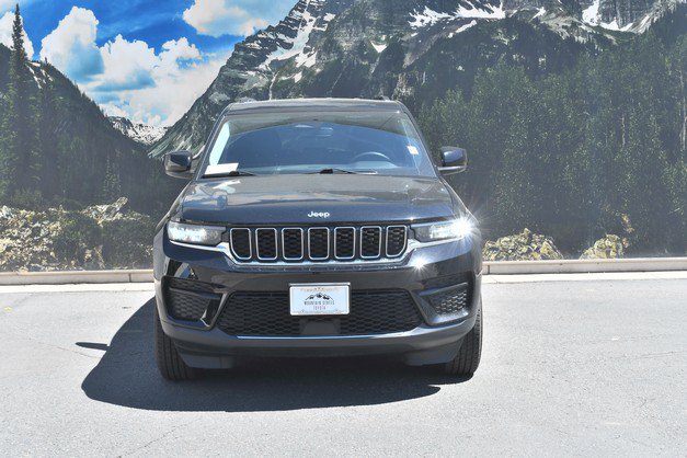 Used 2023 Jeep Grand Cherokee Laredo AWD/4WD image 5