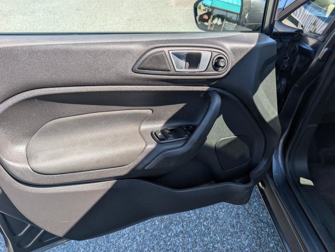 Used 2015 Ford Fiesta SE FWD image 12