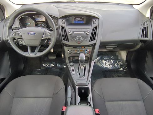 Used 2018 Ford Focus SE w/ SE Appearance Package image 14