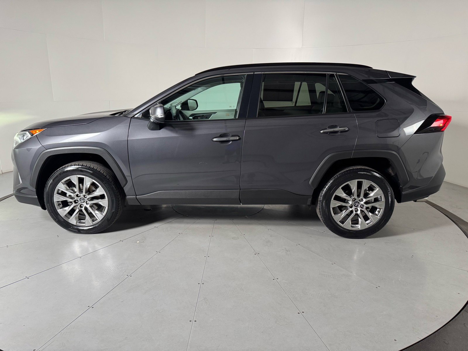 Used 2020 Toyota RAV4 Limited FWD image 2
