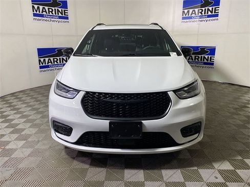 Used 2025 Chrysler Pacifica Limited image 12