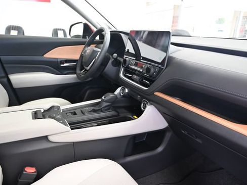 Certified 2026 Toyota Grand Highlander AWD Hybrid image 13