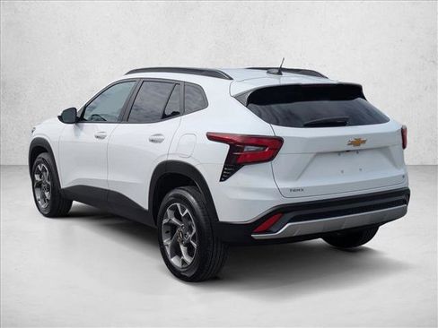 Used 2025 Chevrolet Trax LT FWD image 8
