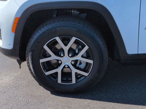 Used 2024 Jeep Grand Cherokee Limited w/ Luxury Tech Group II image 9