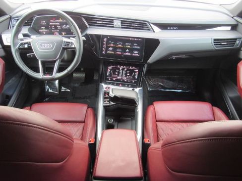 Used 2022 Audi e-tron S Prestige w/ Prestige Package image 2