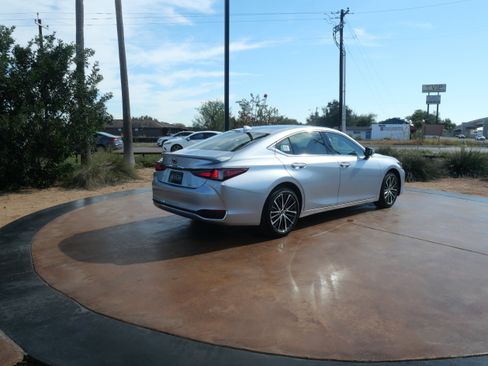 Used 2025 Lexus ES 300h w/ Premium Package image 2