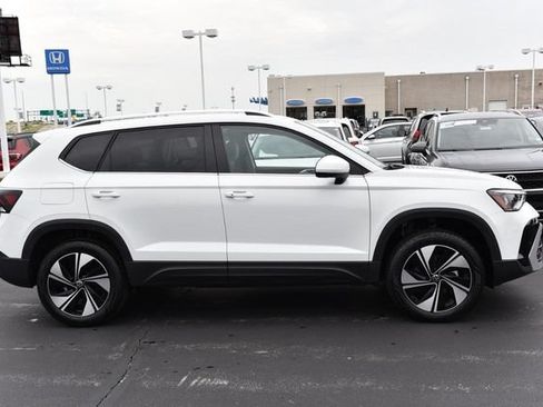 Used 2025 Volkswagen Taos SE w/ Panoramic Sunroof Package AWD/4WD image 5