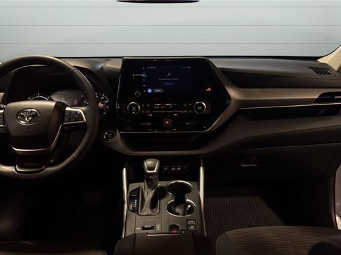 Used 2023 Toyota Highlander LE image 16