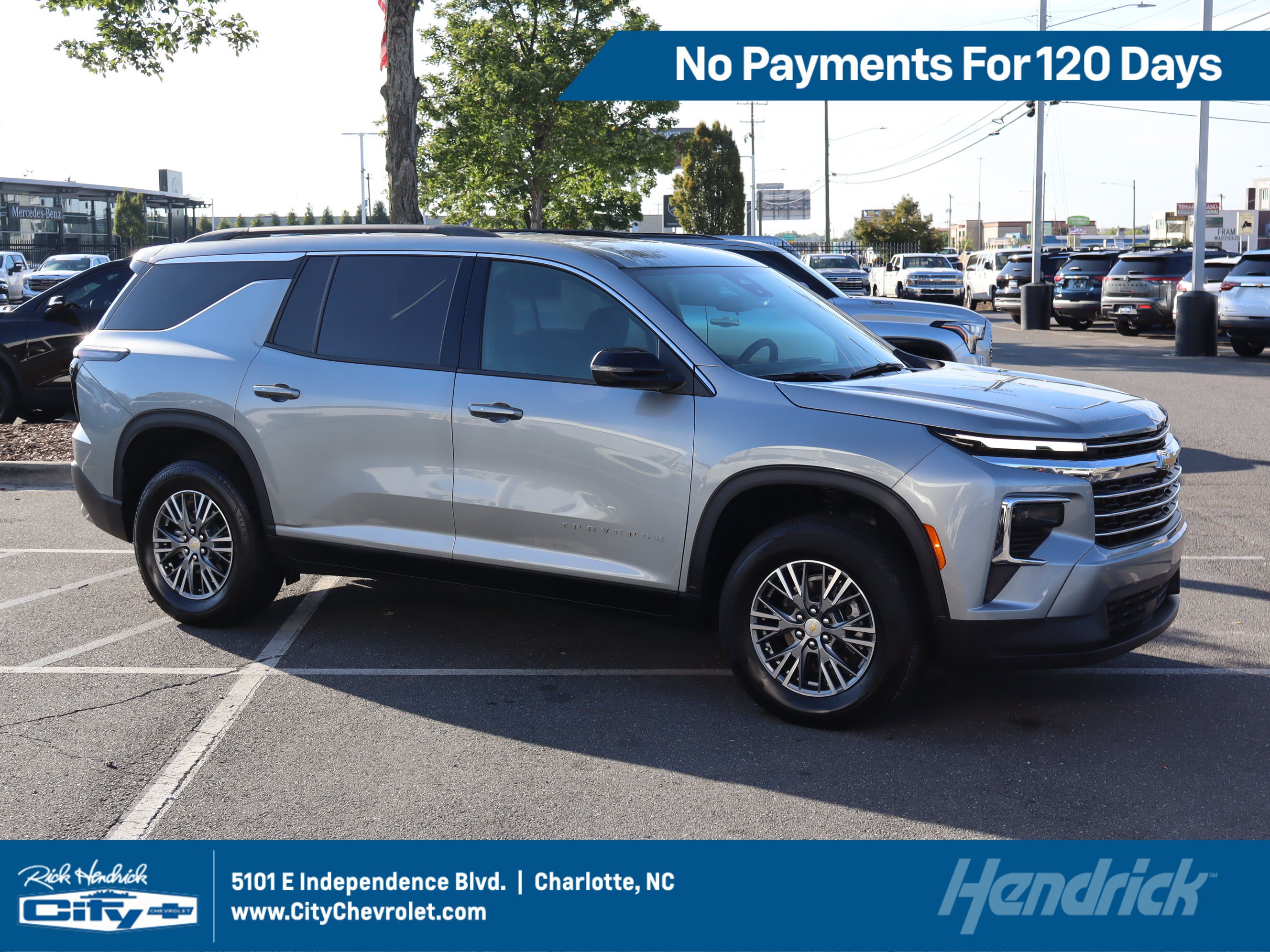 Used 2025 Chevrolet Traverse LT FWD image 1