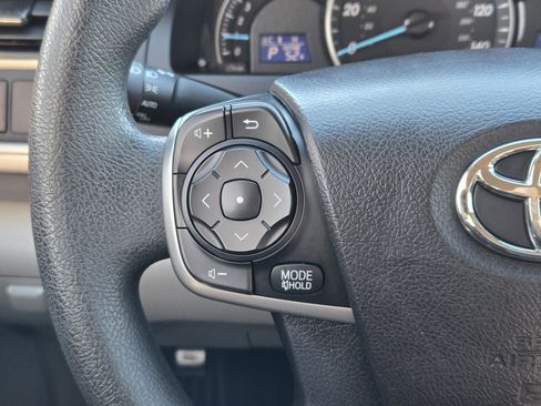 Used 2014 Toyota Camry LE image 32