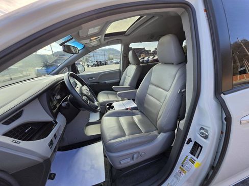 Used 2017 Toyota Sienna XLE image 17