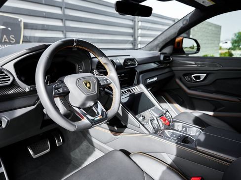 Used 2022 Lamborghini Urus image 2