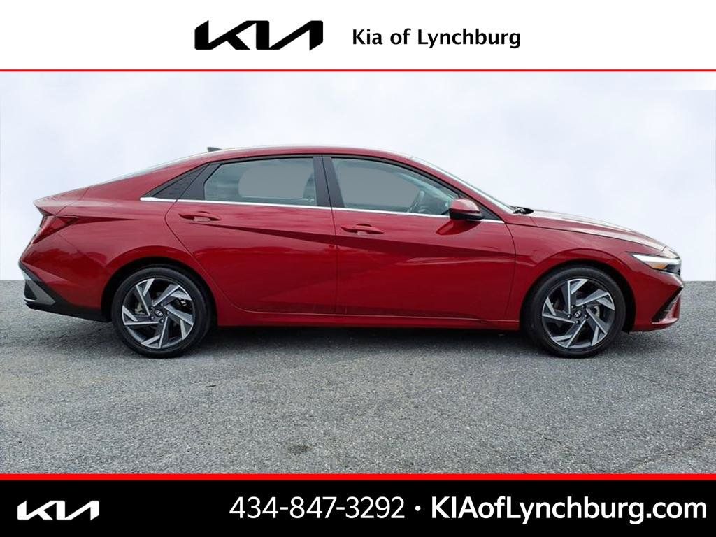 Used 2025 Hyundai Elantra SEL FWD image 3
