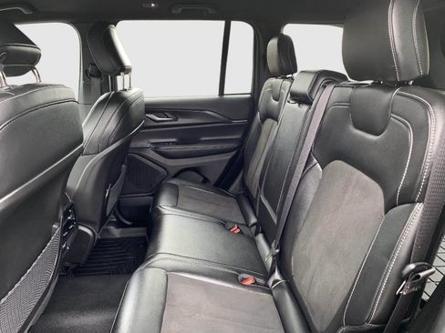 Used 2023 Jeep Grand Cherokee Altitude image 39