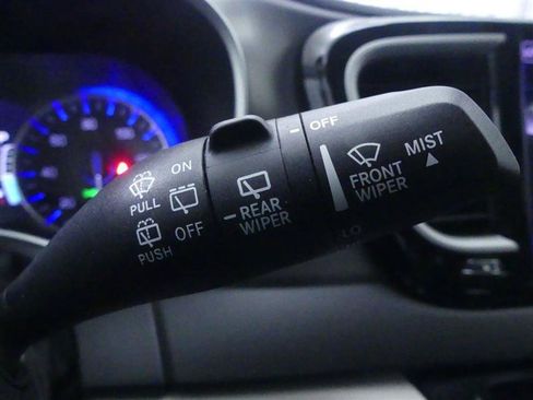 Used 2024 Chrysler Pacifica Touring-L FWD image 21