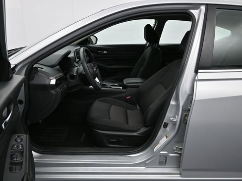 Used 2024 Nissan Altima 2.5 SV image 14