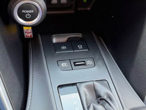 Used 2023 Toyota Venza LE image 18