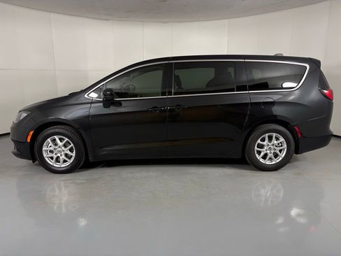 Used 2023 Chrysler Voyager LX image 6