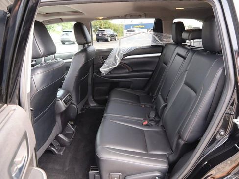 Used 2019 Toyota Highlander XLE AWD/4WD image 11