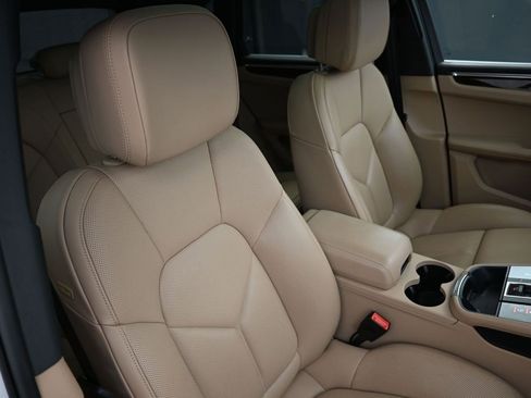 Certified 2024 Porsche Macan image 28