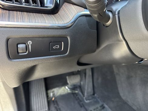 Used 2022 Volvo XC60 B5 Momentum w/ Climate Package FWD image 35