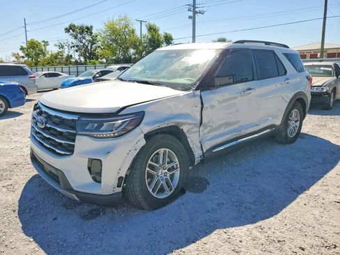 Used 2025 Ford Explorer Active w/ Active Comfort Package RWD image 2