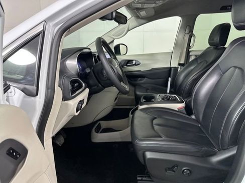 Used 2023 Chrysler Pacifica Touring-L image 11