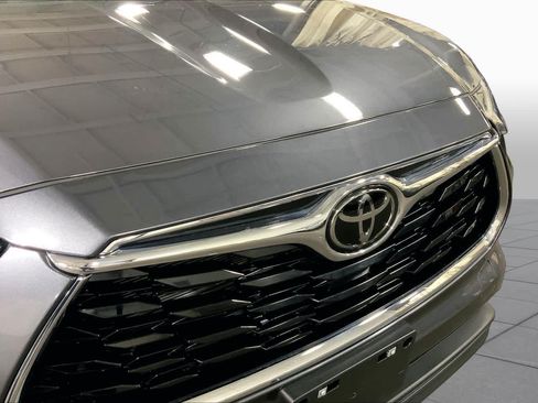 Used 2025 Toyota Highlander Limited AWD/4WD image 30