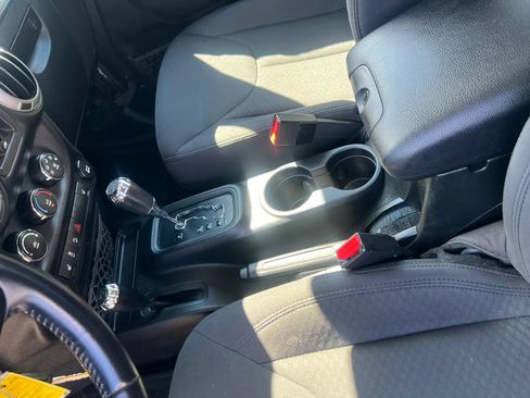 Used 2017 Jeep Wrangler Unlimited Sport w/ Quick Order Package 24S AWD/4WD image 16