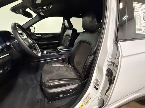 Used 2024 Jeep Grand Cherokee L Altitude image 12